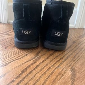 Black Mini Uggs size kids 6 (Women’s 8)